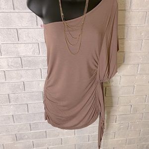 Off shoulder blouse, with tie at the bottom